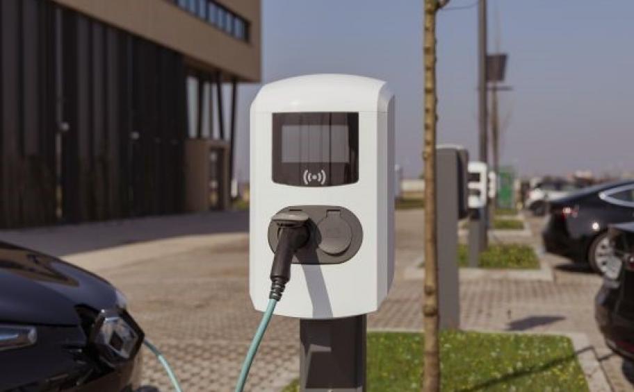 Eiffage Énergie Systèmes installe 5 000 points de charge pour les véhicules électriques de la SNCF